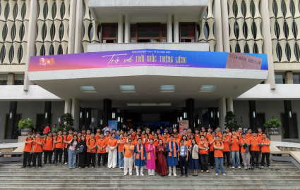 Sinh viên FPTU trình diễn nhạc cụ dân tộc và Vovinam trong chương trình “Trở về thời khắc thiêng liêng” tại Dinh Độc Lập 
